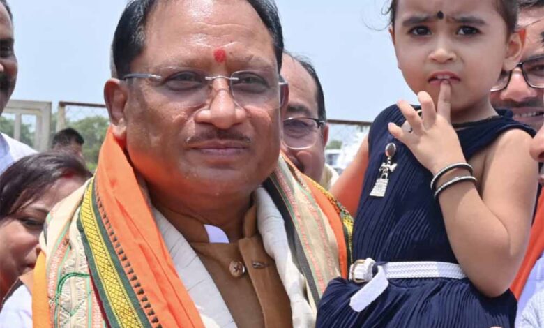 नन्ही-सृष्टि-को-गोद-में-उठाकर-मुख्यमंत्री-विष्णु-देव-साय-ने-रच-दिया-अपनत्व-और-स्नेह-का-अविस्मरणीय-पल