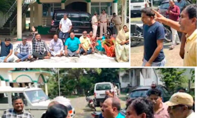 एमसीबी-जिले-के-वनमंडला-अधिकारी-(dfo)-मनीष-कश्यप-द्वारा-जनप्रतिनिधियों-के-साथ-की-गई-अभद्रता-के-खिलाफ-नगरपालिका-अध्यक्ष,-उपाध्यक्ष-और-पार्षदों-ने-की-डीएफओ-मनीष-कश्यप-को-हटाने-की-मांग