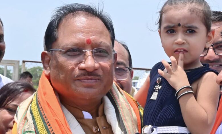 नन्ही-सृष्टि-को-गोद-में-उठाकर-मुख्यमंत्री-विष्णु-देव-साय-ने-रच-दिया-अपनत्व-और-स्नेह-का-अविस्मरणीय-पल