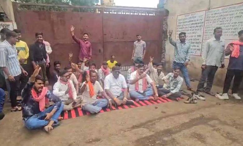 मजदूर-की-मौत-पर-बवाल:-छत्तीसगढ़-क्रांति-सेना-का-थाने-पर-प्रदर्शन,-गिरफ्तारी-की-मांग-तेज
