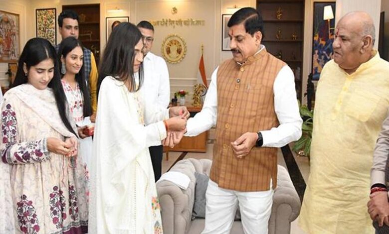 मुख्यमंत्री डॉ. यादव ने राखी बंधवाकर की बहनों के सुखद-स्वस्थ जीवन की कामना