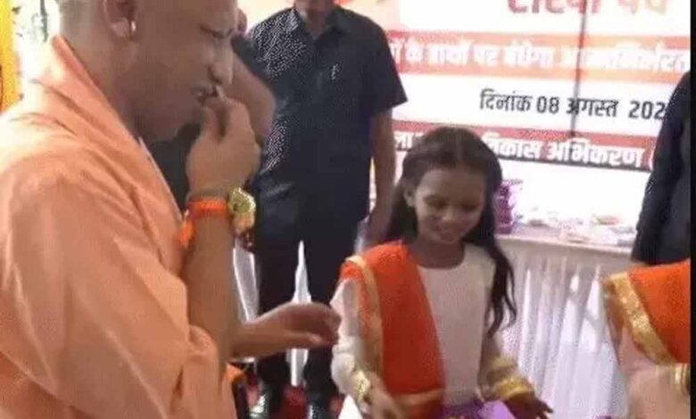 राखी-पर-बच्ची-की-प्यारी-जिद,-मिठाई-खाकर-मान-गए-cm-योगी