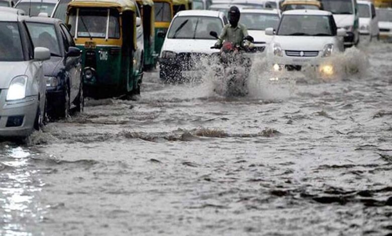 दिल्ली-NCR में मूसलाधार बारिश से हाहाकार, सांसदों के फ्लैट्स तक पहुंचा पानी