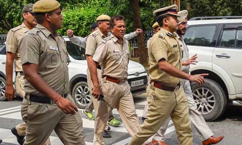 सरिता विहार में STF की बड़ी कार्रवाई, हथियारों का जखीरा बरामद कर टली अनहोनी