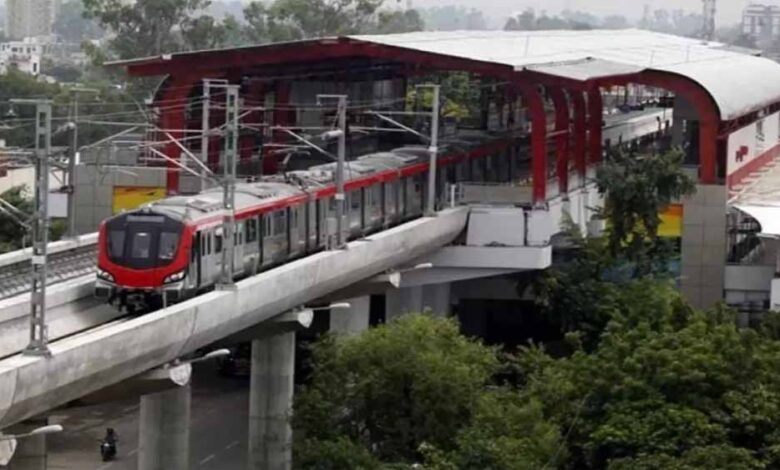 निर्माणाधीन-मेट्रो-लाइन-का-एक-हिस्सा-15-मीटर-तक-धंसा,-पुलिस-ने-की-बैरिकेडिंग