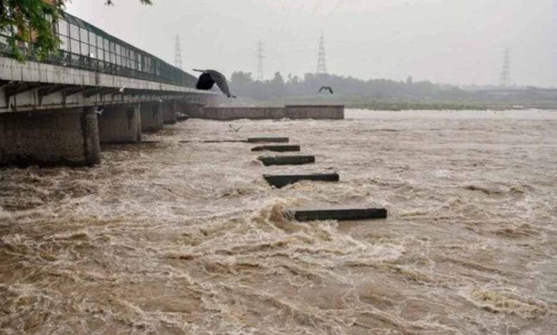 दिल्ली में बाढ़ का खतरा: खतरे के निशान पर यमुना, प्रशासन सतर्क