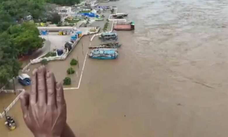 यूपी में गंगा का रौद्र रूप: कई जिलों में पानी खतरे के निशान से ऊपर, गांव डूबने का संकट