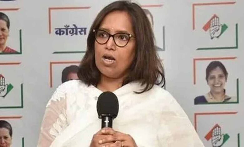मुंबई कांग्रेस में बदलाव की आहट, वर्षा गायकवाड़ की कुर्सी पर संकट