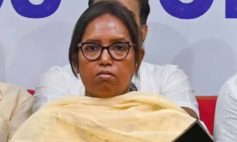 मुंबई कांग्रेस में बदलाव की आहट, वर्षा गायकवाड़ की अध्यक्ष पद पर मंडरा रहा खतरा