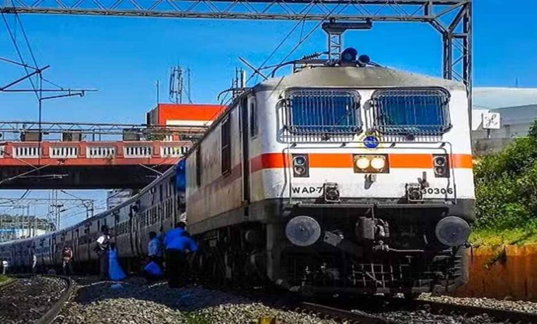 ट्रेनों-में-त्योहार-के-बाद-भीड़-भाड़-बढ़ी,-रेलवे-ने-जन्माष्टमी-के-लिए-स्पेशल-ट्रेनें-चलाने-का-किया-ऐलान