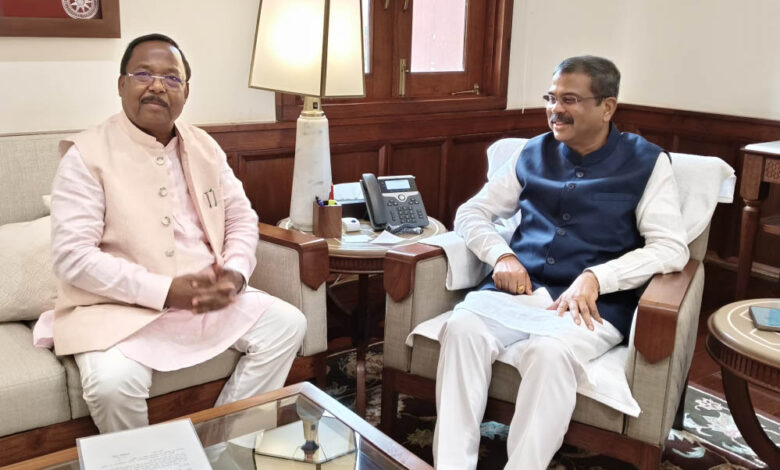रायपुर-:-मंत्री-रामविचार-नेताम-ने-दिल्ली-में-केंद्रीय-शिक्षा-मंत्री-धमेंद्र-प्रधान-से-की-सौजन्य-मुलाकात