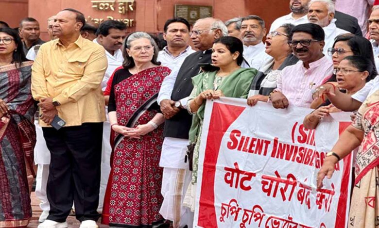 संसद-के-बाहर-विपक्ष-का-जोरदार-प्रदर्शन,-चुनाव-आयोग-और-सरकार-पर-लगाए-गंभीर-आरोप