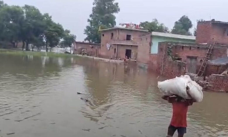 उत्तर-प्रदेश-में-बाढ़-का-कहर,-500-से-अधिक-गांव-प्रभावित,-15-जिलों-में-भारी-बारिश-का-अलर्ट