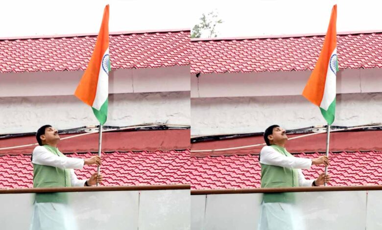 मुख्यमंत्री-डॉ.-यादव-ने-हर-घर-तिरंगा-अभियान-में-मुख्यमंत्री-निवास-पर-फहराया-तिरंगा
