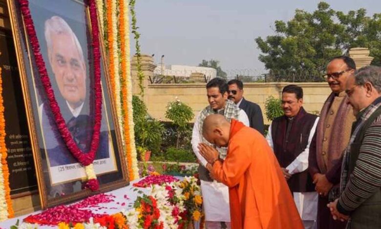 सीएम-योगी-ने-अटल-जी-को-दी-श्रद्धांजलि,-कहा-वाजपेयी-का-राजनीतिक-सफर-है-सभी-के-लिए-प्रेरणा