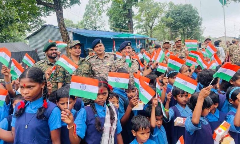 आज़ादी-के-बाद-पहली-बार-बस्तर-के-29-गांवों-में-शान-से-लहराया-तिरंगा
