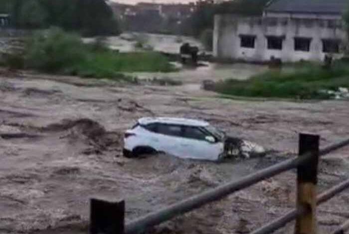 एमपी की रूपा नदी में उफान, बड़वानी के राजपुर में घरों में घुसा पानी, कारें बहीं