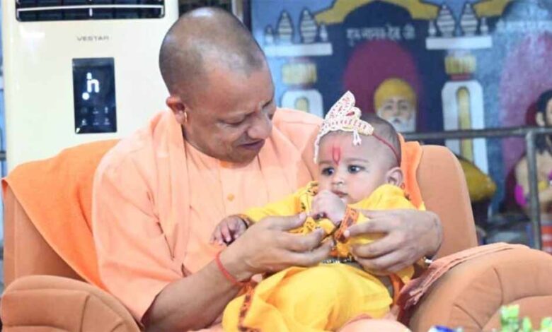 आधी-रात-हुआ-कान्हा-का-जन्म,-सीएम-योगी-ने-गोरखनाथ-मंदिर-में-झुलाया-पालना