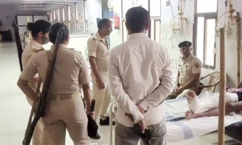 हथकड़ी-और-गोली-के-बावजूद-पुलिस-को-चकमा,-दरोगा-की-मां-का-हत्यारोपी-अस्पताल-से-फरार