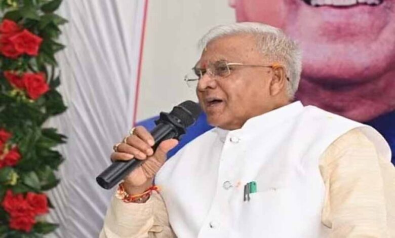सरकार के कल्याणकारी कार्यक्रमों की सफलता सुनिश्चित कराएं : राज्यपाल पटेल