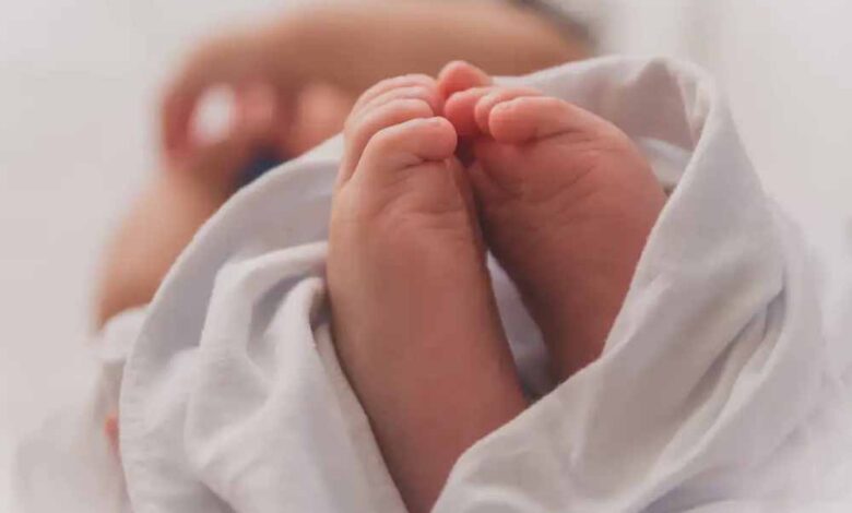 मां ने नवजात को सुरक्षाकर्मी के हवाले कर भागी, CCTV में कैद हुई शर्मनाक हरकत