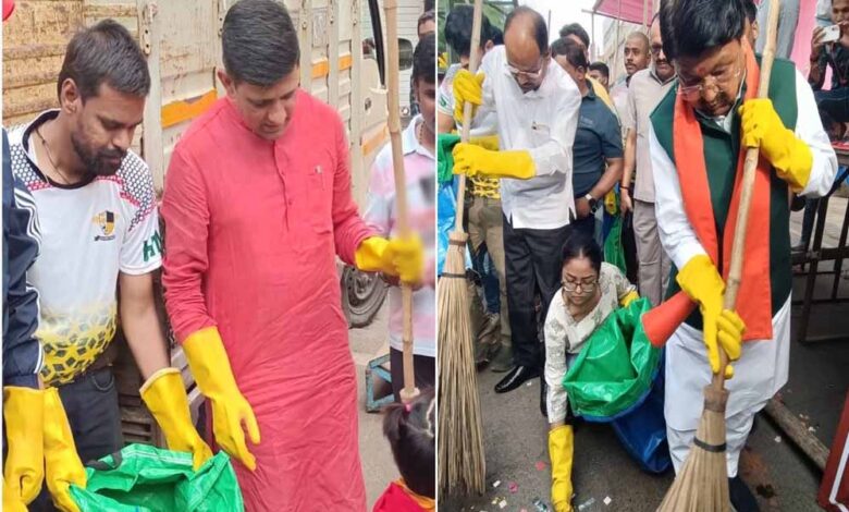 इंदौर नगर निगम के 8 हजार सफाई मित्र अवकाश पर, नेता और जनता खुद उतरे सफाई करने