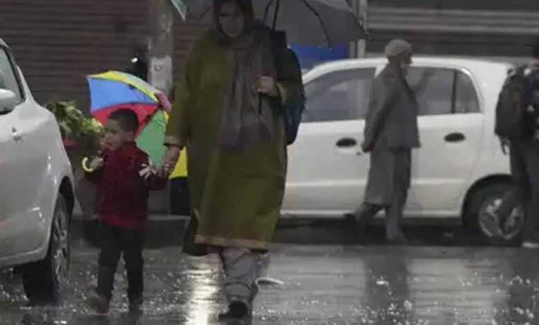 जम्मू-कश्मीर में अगले 24 घंटे भारी बारिश का अलर्ट, कल भी स्कूल रहेंगे बंद