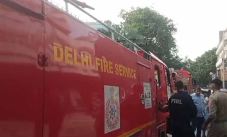 दिल्ली-के-राजा-गार्डन-में-इमारत-में-भीषण-आग,-2-लड़कियों-समेत-3-की-मौत