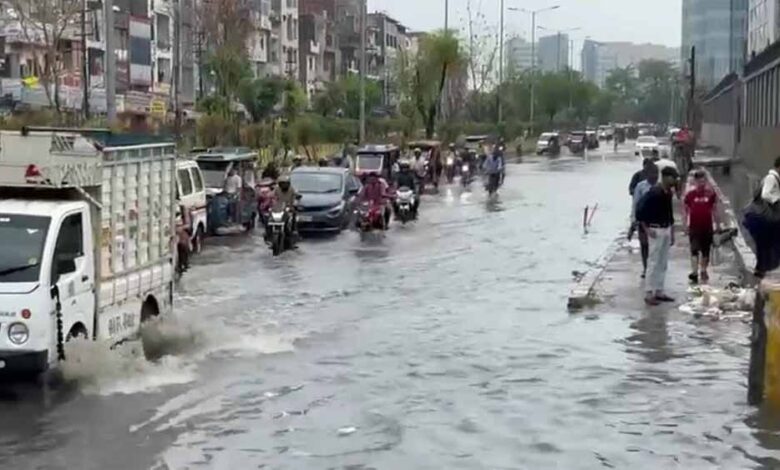 नोएडा-में-झमाझम-बारिश,-उमस-भरी-गर्मी-से-मिली-राहत