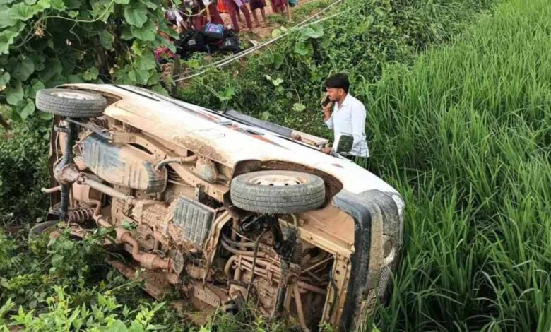 स्कूली-वैन-में-ठूंसे-30-मासूम,-खेत-में-पलटी-गाड़ी…-कई-बच्चे-घायल