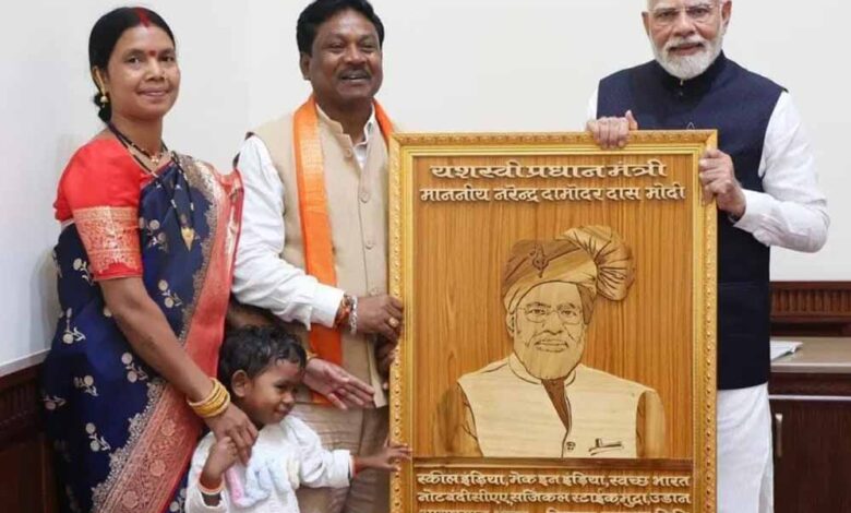 सांसद-महेश-कश्यप-ने-पीएम-मोदी-को-दिया-बस्तर-दशहरे-का-न्योता