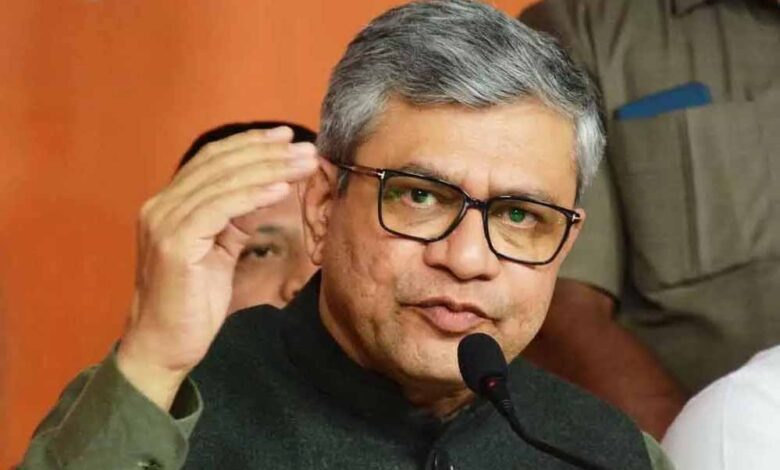 रेल-यात्रियों-के-एक्स्ट्रा-लगेज-पर-कोई-फाइन-नहीं,-केंद्रीय-मंत्री-अश्विनी-वैष्णव-ने-किया-स्पष्ट
