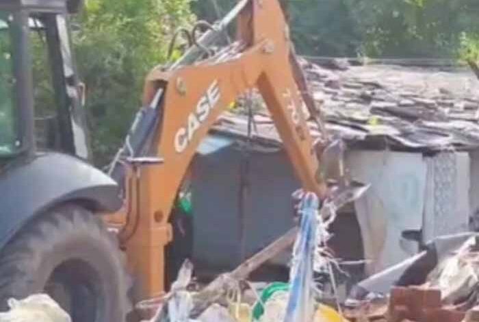 गरीबों-के-घरों-पर-बुलडोजर-चला,-दर्जनों-मकान-और-झोपड़ियां-तोड़ीं,-महिला-बीजेपी-नेता-पर-लगे-आरोप