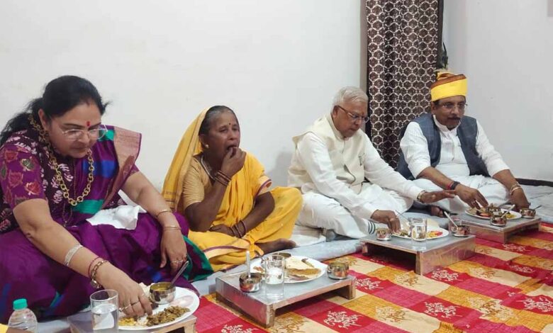 राज्यपाल-पटेल-ने-बिरवा-में-ईमलाबाई-के-घर-किया-भोजन