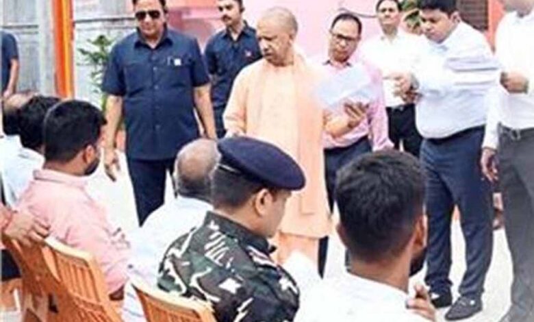 सीएम-योगी-सख्त:-गरीबों-को-उजाड़ने-वालों-पर-होगी-कड़ी-कार्रवाई