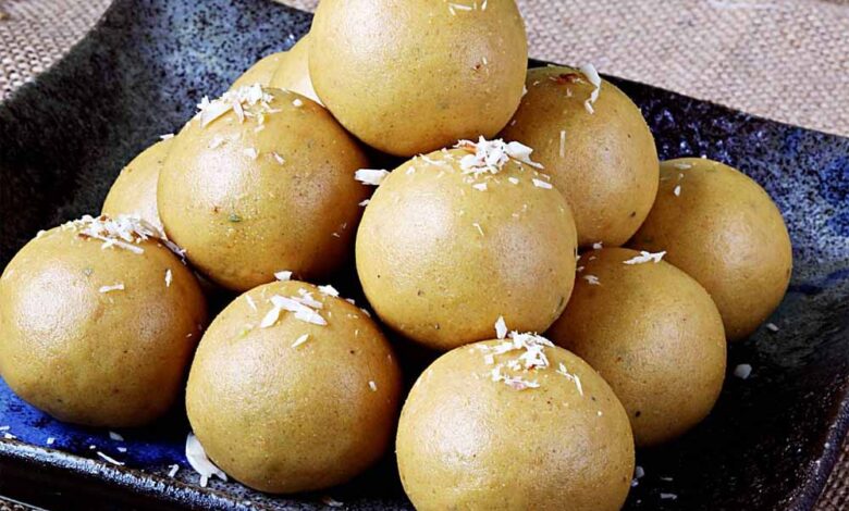 घर-पर-ऐसे-बनाएं-स्वादिष्ट-बेसन-के-लड्डू