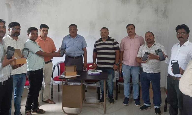 जिले-में-उर्वरक-वितरण-होगा-हाई-टेक,-निजी-विक्रेताओं-को-मिली-l1-pos-मशीनें