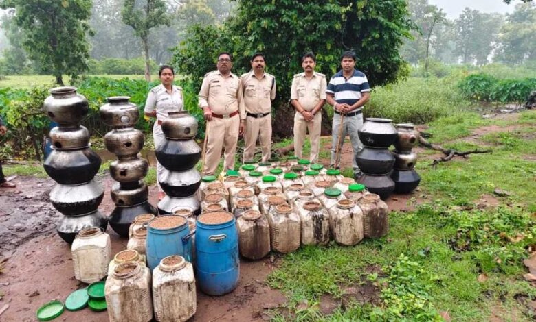 कबीरधाम-में-पुलिस-की-बड़ी-कार्रवाई,-भारी-मात्रा-में-अवैध-शराब-जब्त