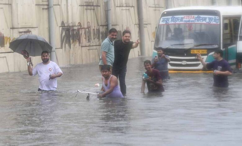 दिल्ली-ncr-में-बारिश-से-हाहाकार:-उड़ानें-लेट,-सड़कों-पर-जलभराव-से-ट्रैफिक-जाम