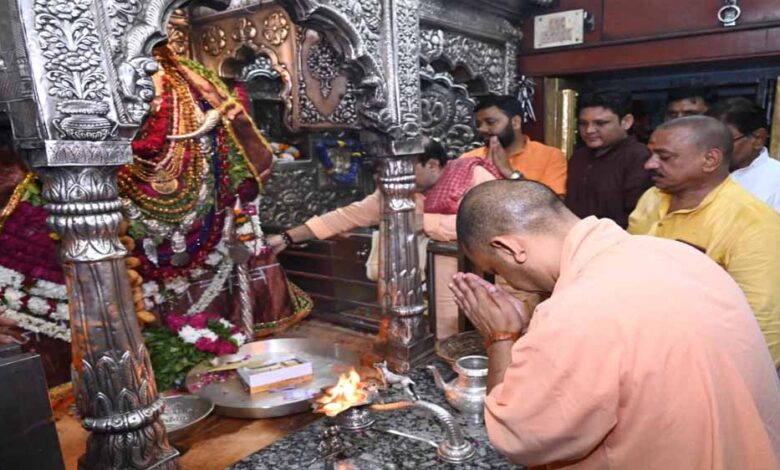 मुख्यमंत्री-ने-काशी-विश्वनाथ-और-काल-भैरव-के-किए-दर्शन-पूजन
