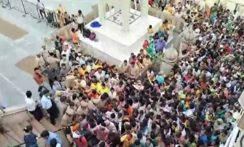 बरसाना-में-राधारानी-अभिषेक:-बैरियर-टूटा,-तीन-श्रद्धालु-घायल