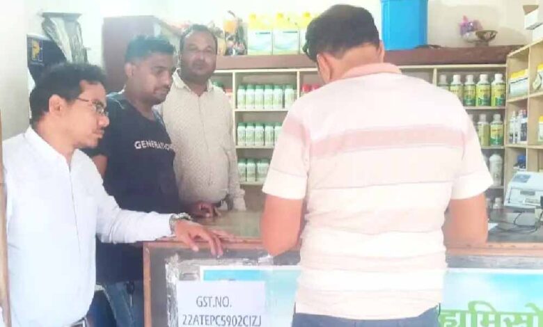 महासमुंद-:-बसना-पिथौरा-उर्वरक-दुकानों-का-औचक-निरीक्षण