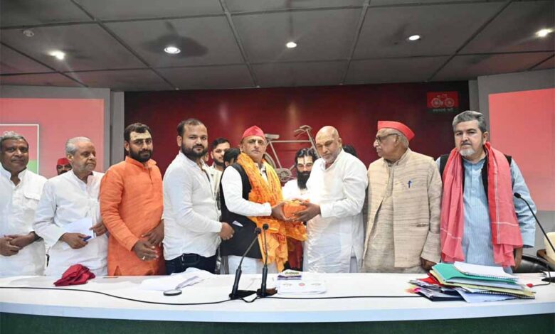 अखिलेश-यादव-से-आज-महंत-श्री-रमेश-दास-जी-महाराज-ने-भेंट-की