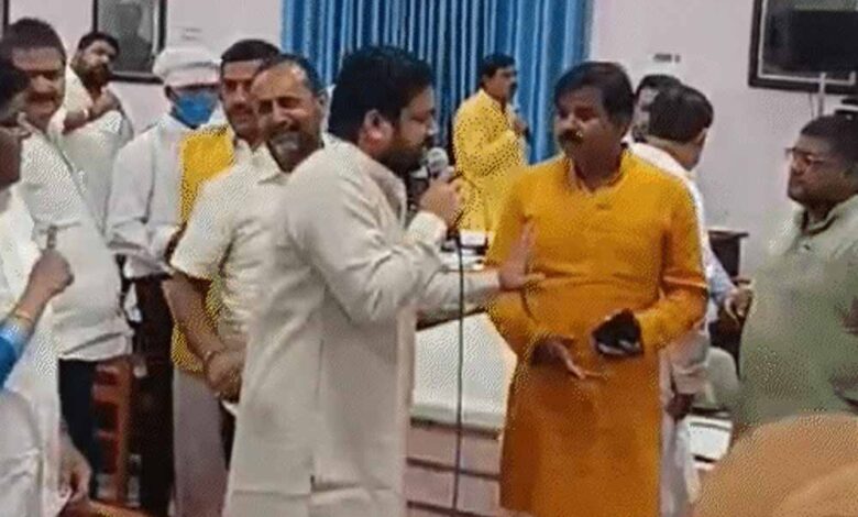 मेयर-पर-बरसे-बीजेपी-पार्षद,-विपक्ष-संग-किया-विरोध-प्रदर्शन,-सदन-में-हंगामा