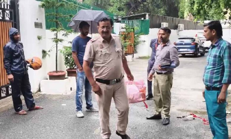 भोपाल-के-शारिक-मछली-का-गुर्गा-दिल्ली-में-nhrc-मेंबर-को-मिठाई-देकर-मनाने-पहुंचा