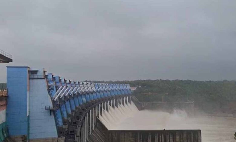 ओंकारेश्वर-बांध-के-23-में-से-21-गेट-35.5-मीटर-तक-खोले,-नर्मदा-नदी-उफान-पर,-प्रशासन-हुआ-अलर्ट