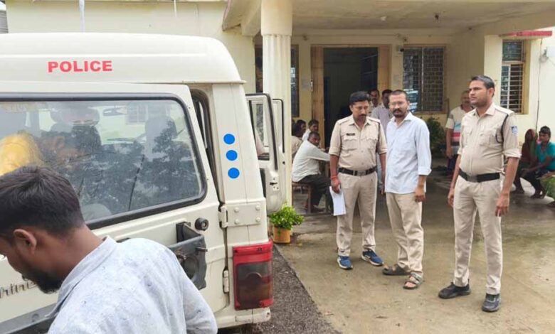 mp-के-मैहर-में-शराब-तस्करी-केस:-भाजपा-युवा-मोर्चा-मंडल-अध्यक्ष-गिरफ्तार,-कार-समेत-8-पेटी-शराब-जब्त