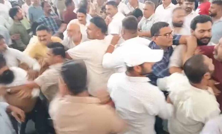 उत्तराखंड-कांग्रेस-की-बैठक-में-बवाल:-दो-गुटों-में-मारपीट,-वरिष्ठ-नेता-के-फटे-कपड़े