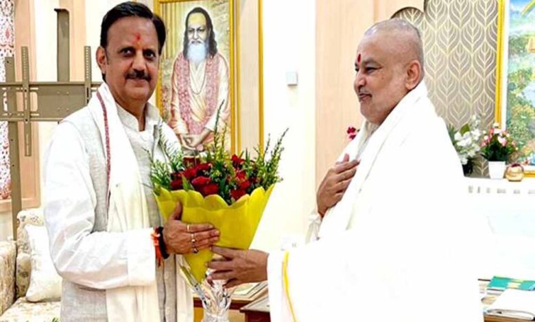 उप-मुख्यमंत्री-राजेन्द्र-शुक्ल-ने-ब्रह्मचारी-महर्षि-गिरीश-से-की-सौजन्य-भेंट