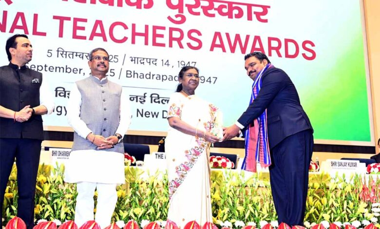 राष्ट्रपति-श्रीमती-मुर्मु-ने-प्रदेश-के-2-शिक्षकों-को-प्रदान-किया-राष्ट्रीय-शिक्षक-पुरस्कार